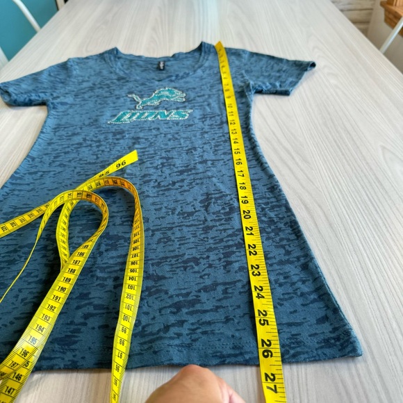 LIKE NEW! DETROIT LIONS SEMI-SHEER RHINESTONE LONG TORSO V-NECK T-SHIRT - Picture 6 of 6